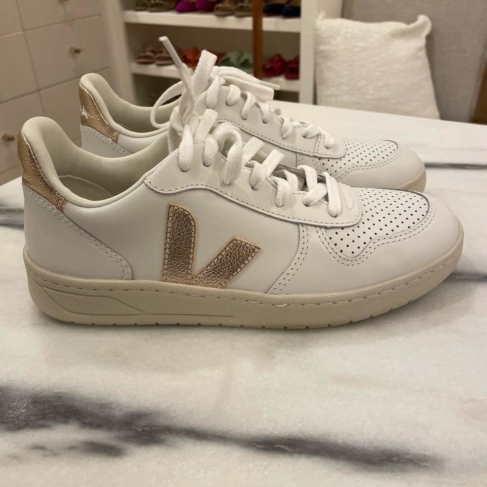Veja V-10 Sneaker in Extra White & Platine Size 38/ US 7